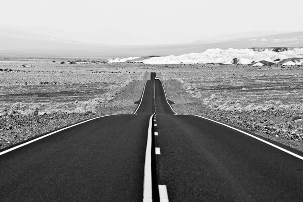 Paysage de route asphaltée noir et blanc