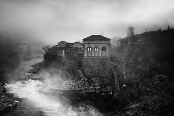 Photo en noir et blanc, maisons dans le brouillard