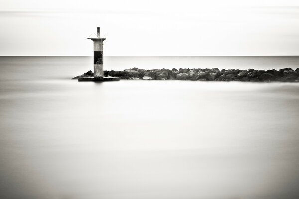 Foto en blanco y negro del faro