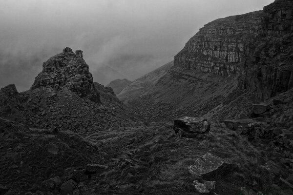 Photo en noir et blanc. Montagnes nues