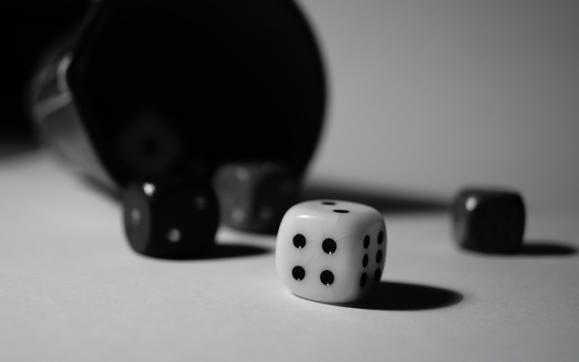 blanco y negro monocromo naturaleza muerta dados juegos juegos de azar oportunidad dos riesgo suerte desenfoque recreación uno dof recreación estudio casino sombra dominó interior