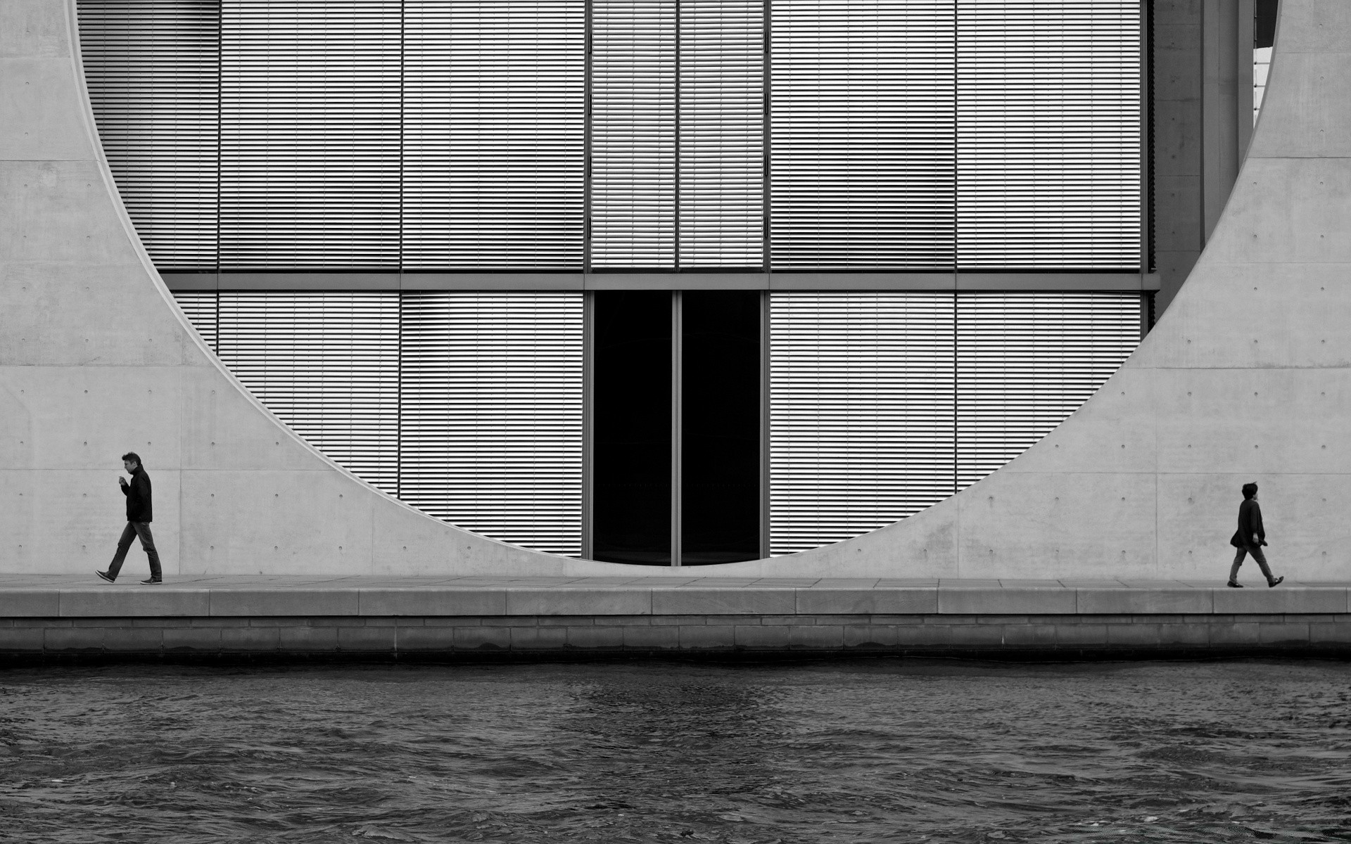 blanco y negro arquitectura ciudad monocromo hogar adulto urbano reflexión ventana negocio calle moderno hombre agua paso oficina pared viajes