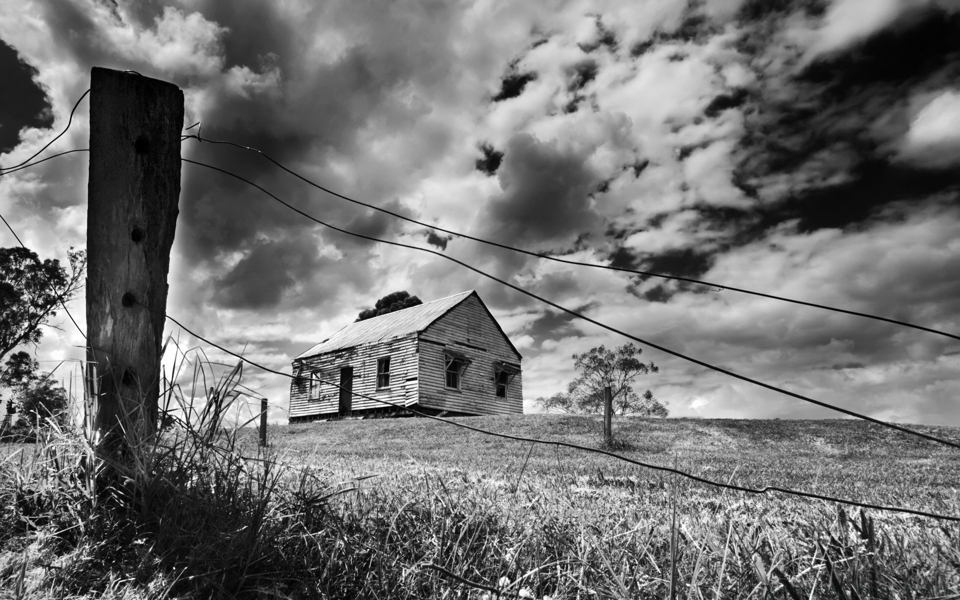 preto e branco fios natureza cerca céu grama rural ao ar livre madeira abandonado velho paisagem rústico rural fazenda árvore país casa verão seco