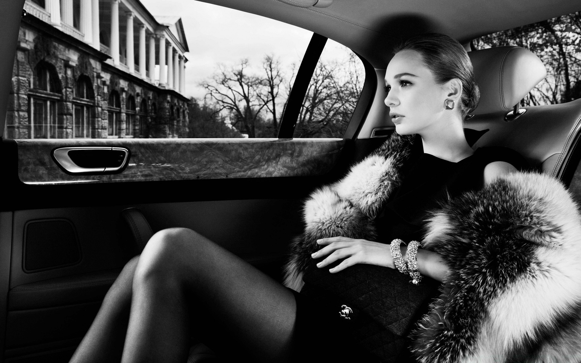 noir et blanc rue voiture femme portrait monochrome adulte fille unique à l extérieur mode voiture voyage ville modèle urbain système de transport sexy