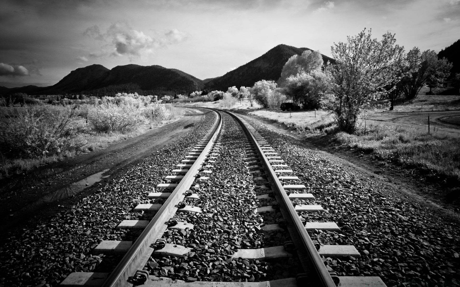 preto e branco trilho sistema de transporte trem estrada monocromático guia trilha viagens carro