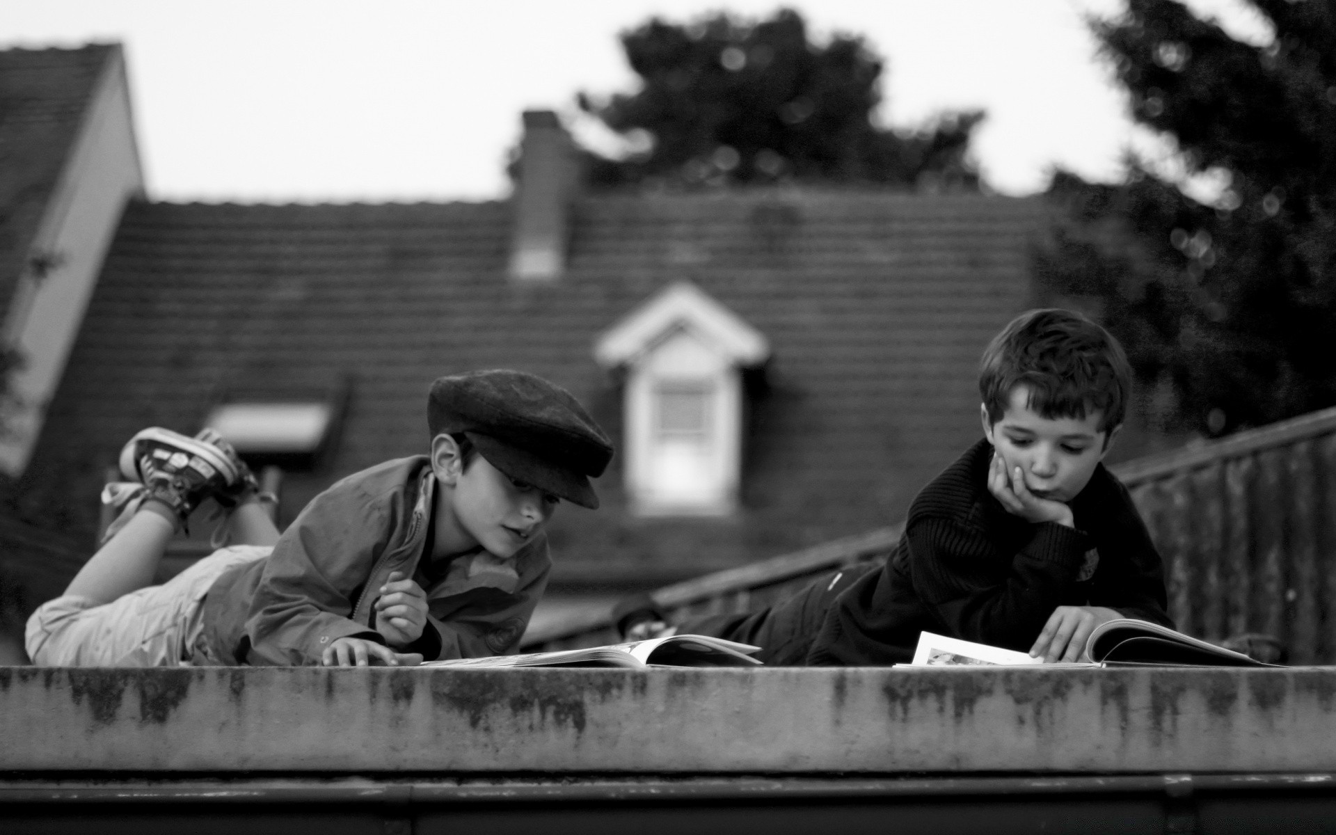 noir et blanc enfant un rue adulte femme portrait deux monochrome garçon voiture fille porter banc s asseoir reste