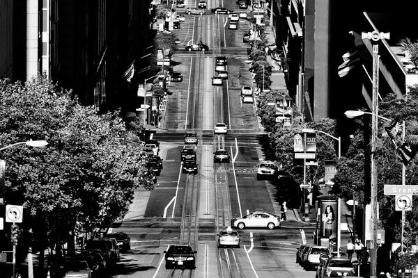 Schwarz-Weiß-Foto des Straßenverkehrs