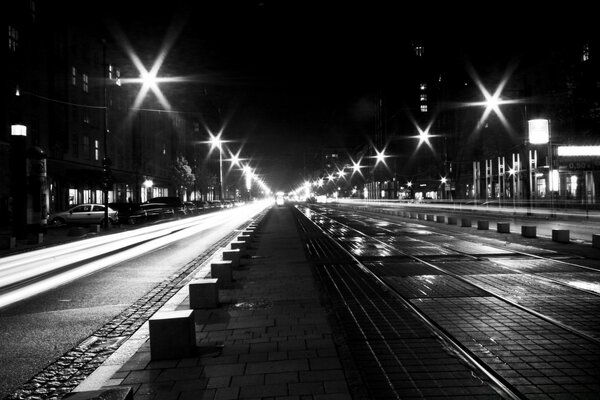 Camino monocromático de la calle de la ciudad nocturna