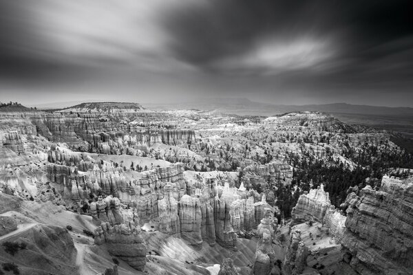 Cañón de montaña blanco y negro