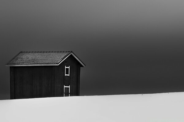 Maison en noir et blanc sur le terrain