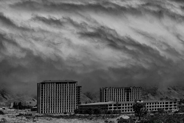 Nuvens negras e brancas cobrem o céu