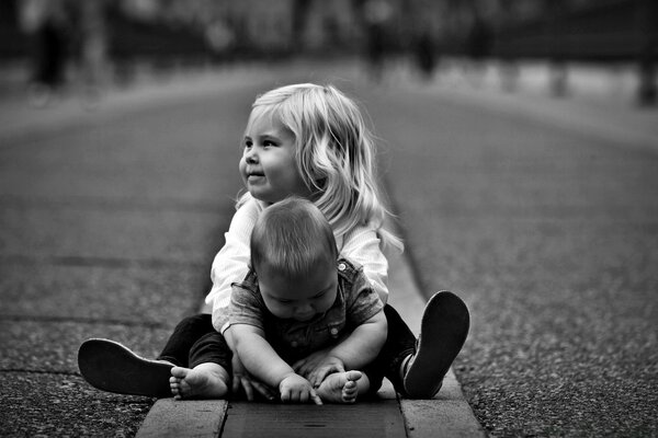 Bambino in bianco e nero sull asfalto