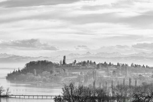 Blick auf den Steg durch den Nebel