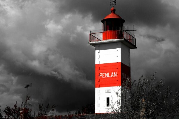 Ein Leuchtturm unter freiem Himmel in der Luft