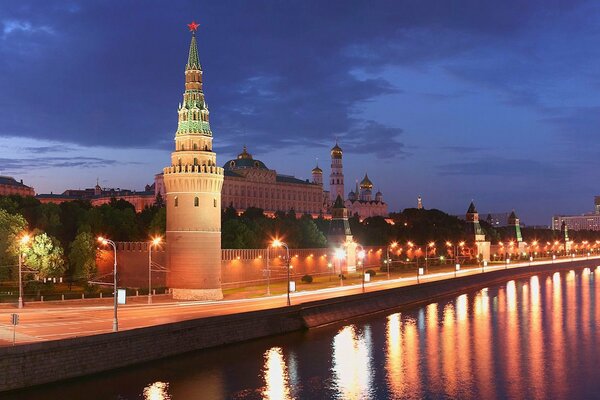 Вид на кремлевские башни через москву реку
