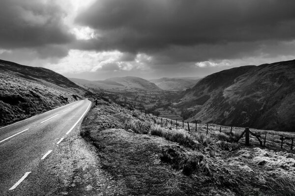 El camino entre las colinas. Imagen en blanco y negro