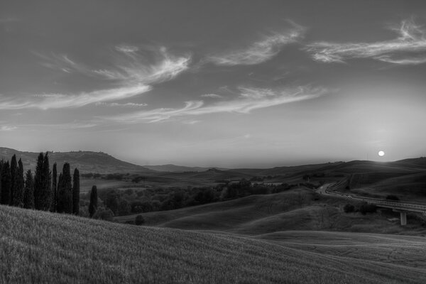 Il sole bianco e nero tramonta all orizzonte