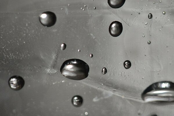 Gouttes sur le verre. Photo macro noir et blanc