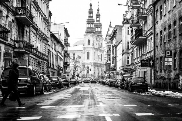 Ein Fußgänger in einer verlassenen Straße der Altstadt