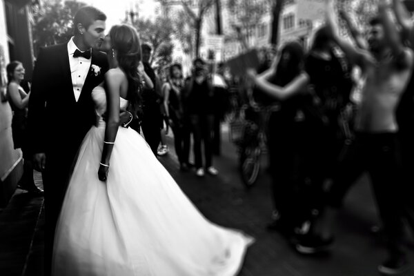 Imagen en blanco y negro de la boda con la novia y el novio