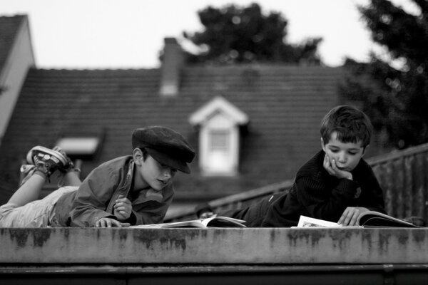 Los niños y el mundo en blanco y negro con sus grandes ojos