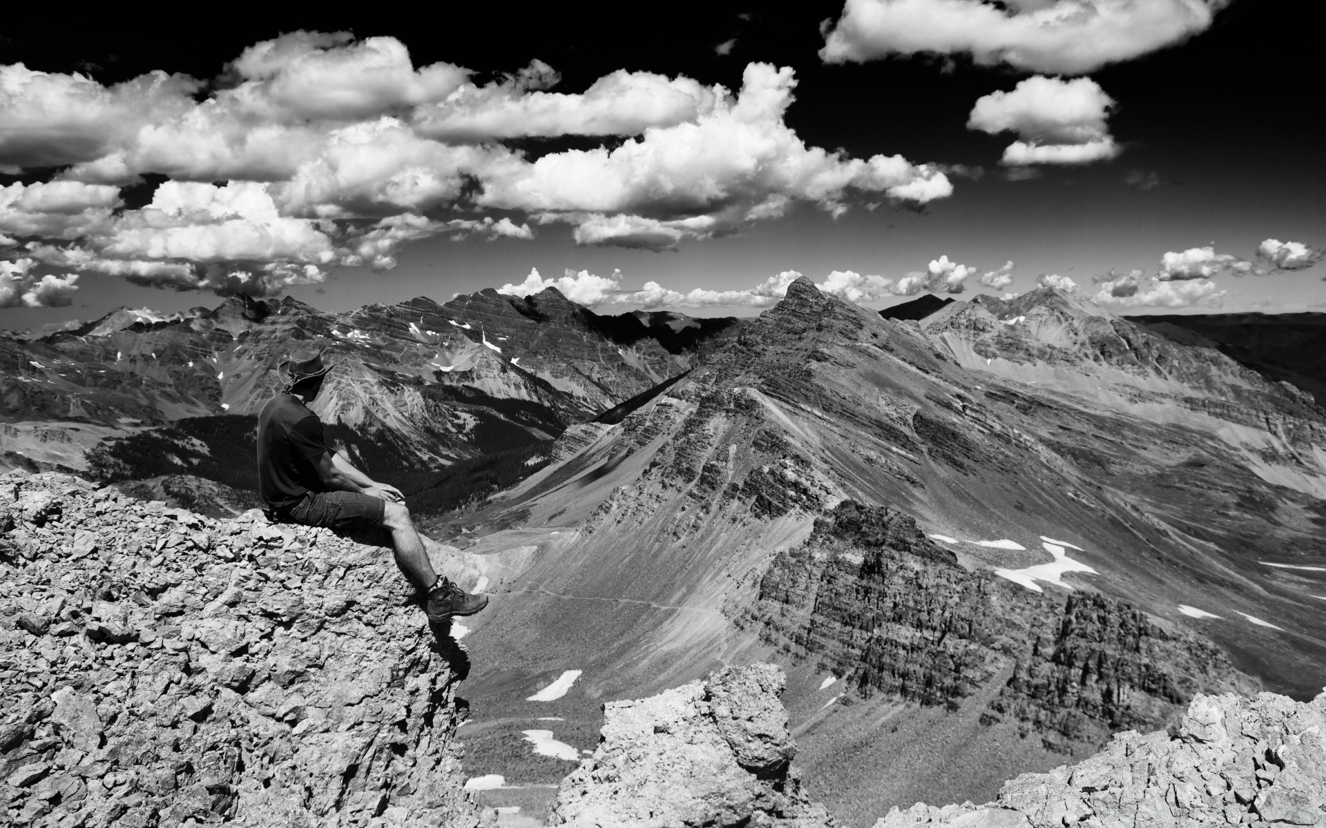 schwarz und weiß berge landschaft reisen im freien rock himmel allein schnee monochrom natur erwachsene