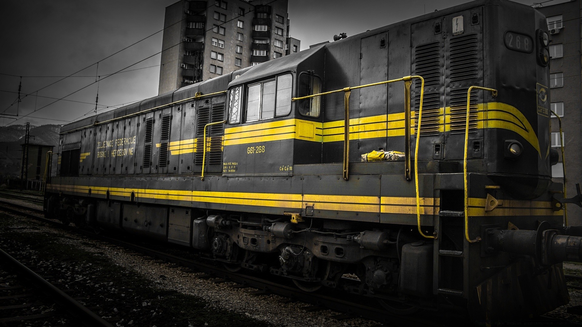 noir et blanc train ferroviaire système de transport moteur voiture piste station industrie vapeur acier voyage expédition wagon diesel