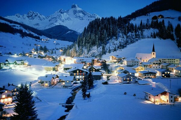 Village d hiver dans les montagnes et la forêt