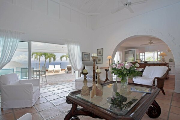 Elegante interior del hotel junto al mar