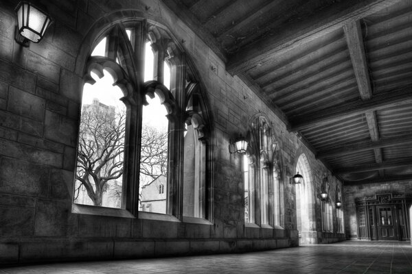 Foto en blanco y negro de la arquitectura de la antigua casa