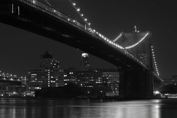 Ciudad nocturna. Hermoso puente