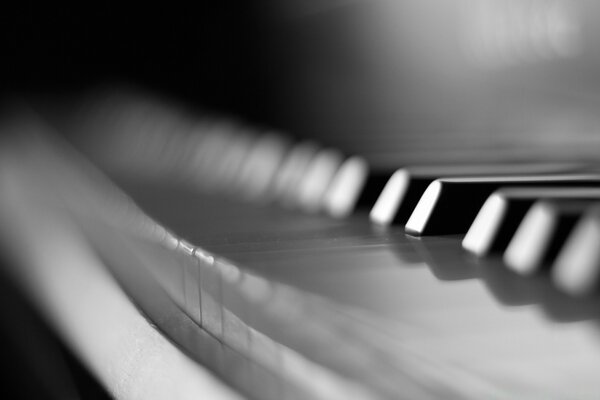 Pianoforte in bianco e nero sfocato nudo