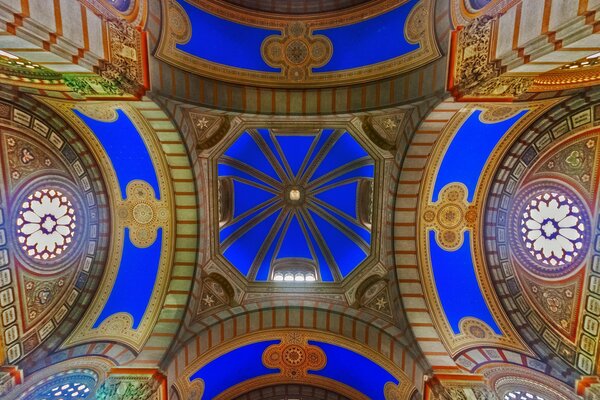 Сказочность мемориала в итальянском Милане