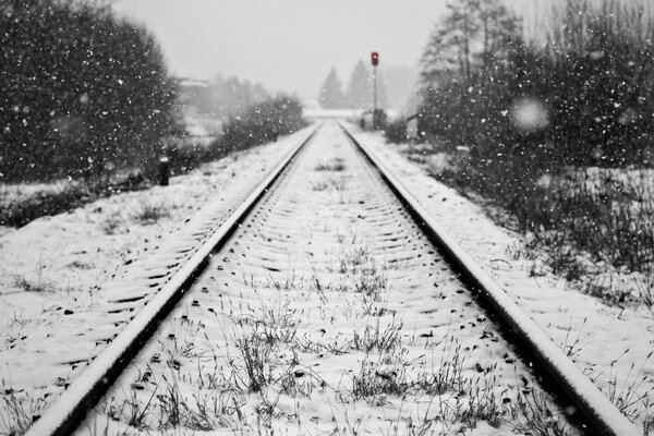 铁路在雪地里。 冬季景观