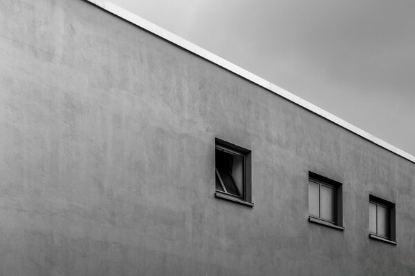 Foto in bianco e nero del muro della casa dalla strada
