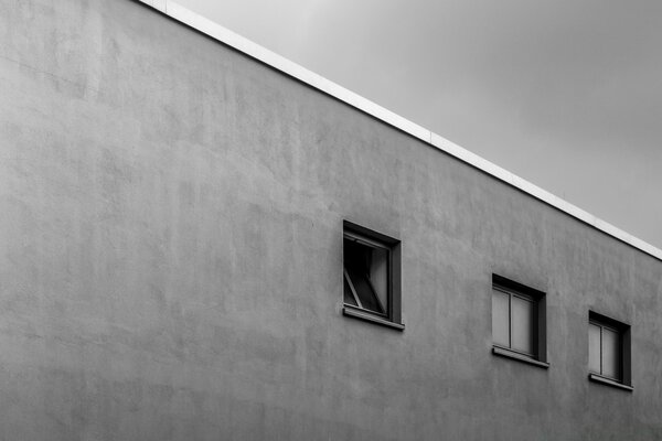 Foto em preto e branco da parede de uma casa da rua