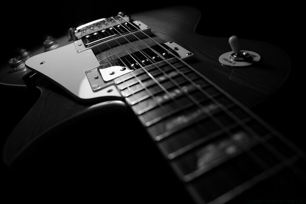 Imagen en blanco y negro de la guitarra