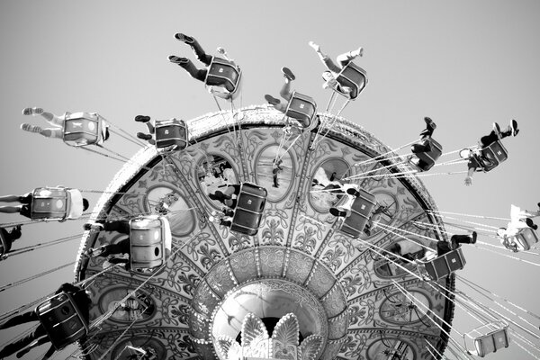 La gente en la atracción en el parque de atracciones