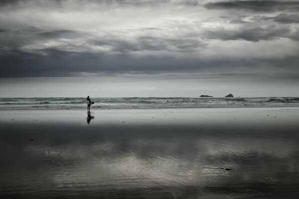 Acqua in bianco e nero sulla spiaggia