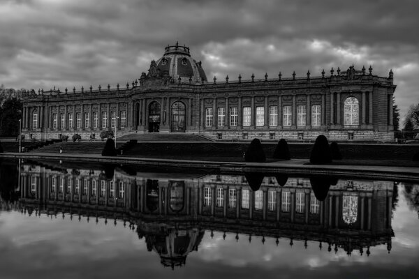 Reflet de la belle architecture de la ville dans une flaque d eau