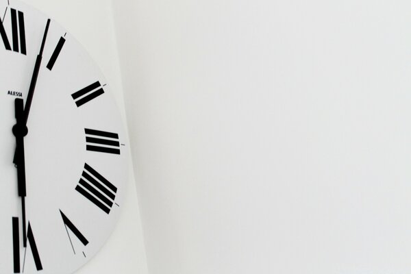 Reloj blanco y negro en la pared