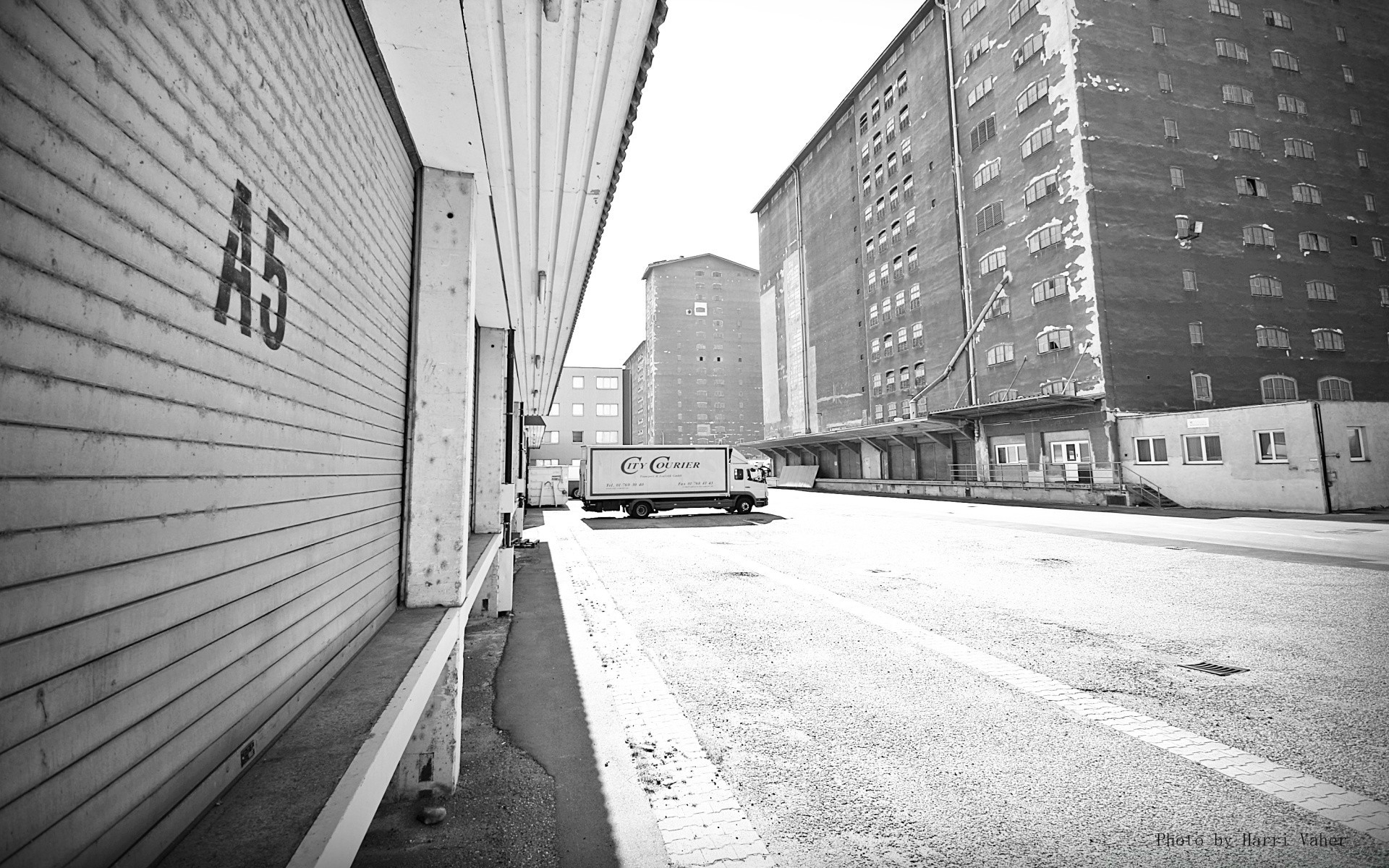 schwarz und weiß architektur monochrom straße transportsystem auto haus stadt ein