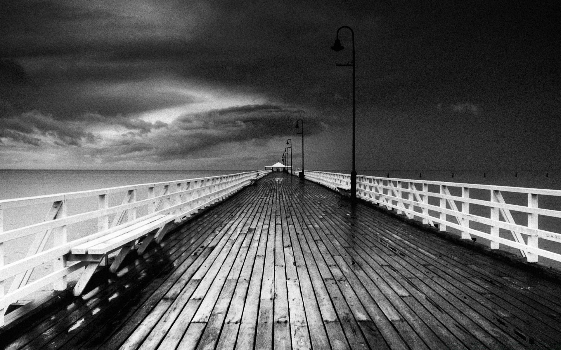 noir et blanc monochrome mer plage jetée eau pont océan ciel système de transport paysage voyage lumière rue coucher de soleil aube