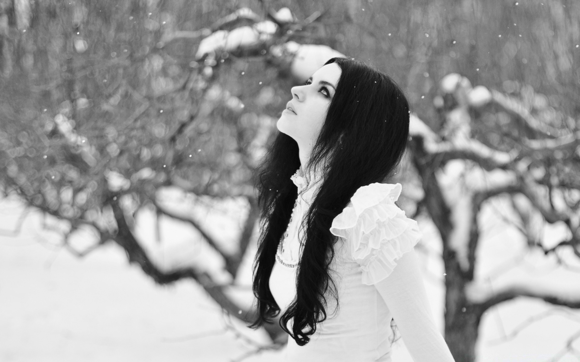 bianco e nero ragazza ritratto monocromatico donna modello moda inverno adulto da solo bello neve natura viso bruna sorriso capelli autunno freddo