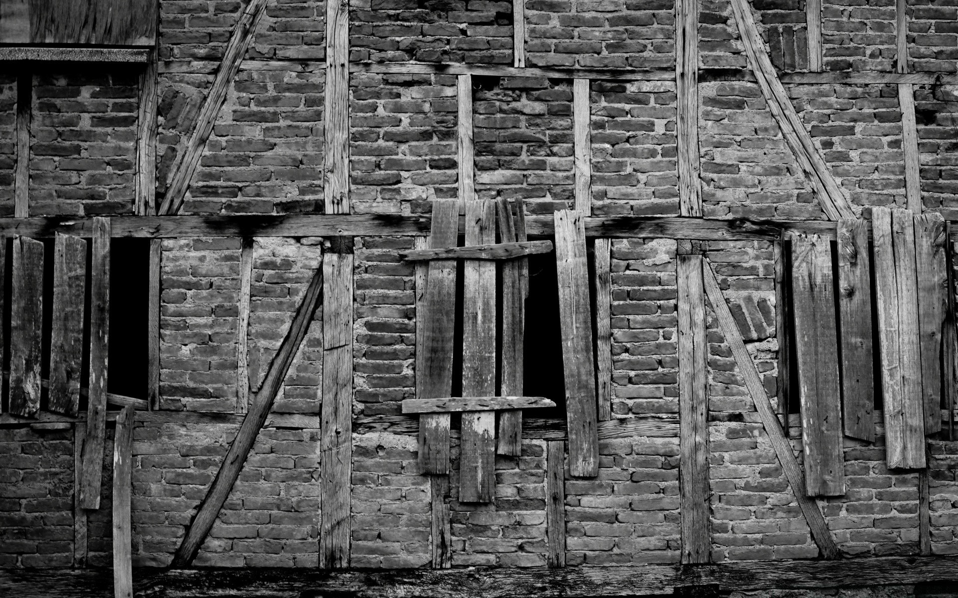 in bianco e nero abbandonato vecchio legno muro di legno d epoca decadimento casa casa architettura rotto fienile sporco porta rustico in bianco retro