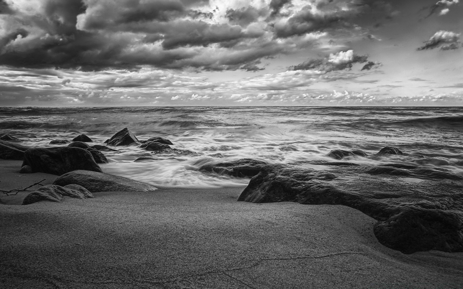 noir et blanc plage tempête océan mer eau paysage mer monochrome paysage coucher de soleil surf aube vague soirée moody rock ciel dramatique