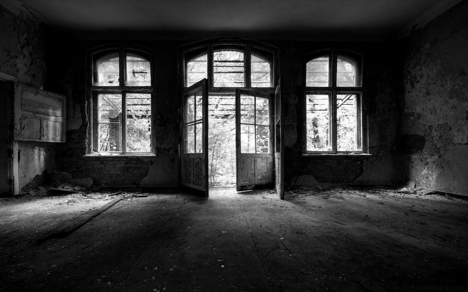 bianco e nero abbandonato in bianco e nero finestre architettura pareti raccapricciante raccapricciante fantasma luce vecchio decadimento casa interno strada buio vuoto famiglia