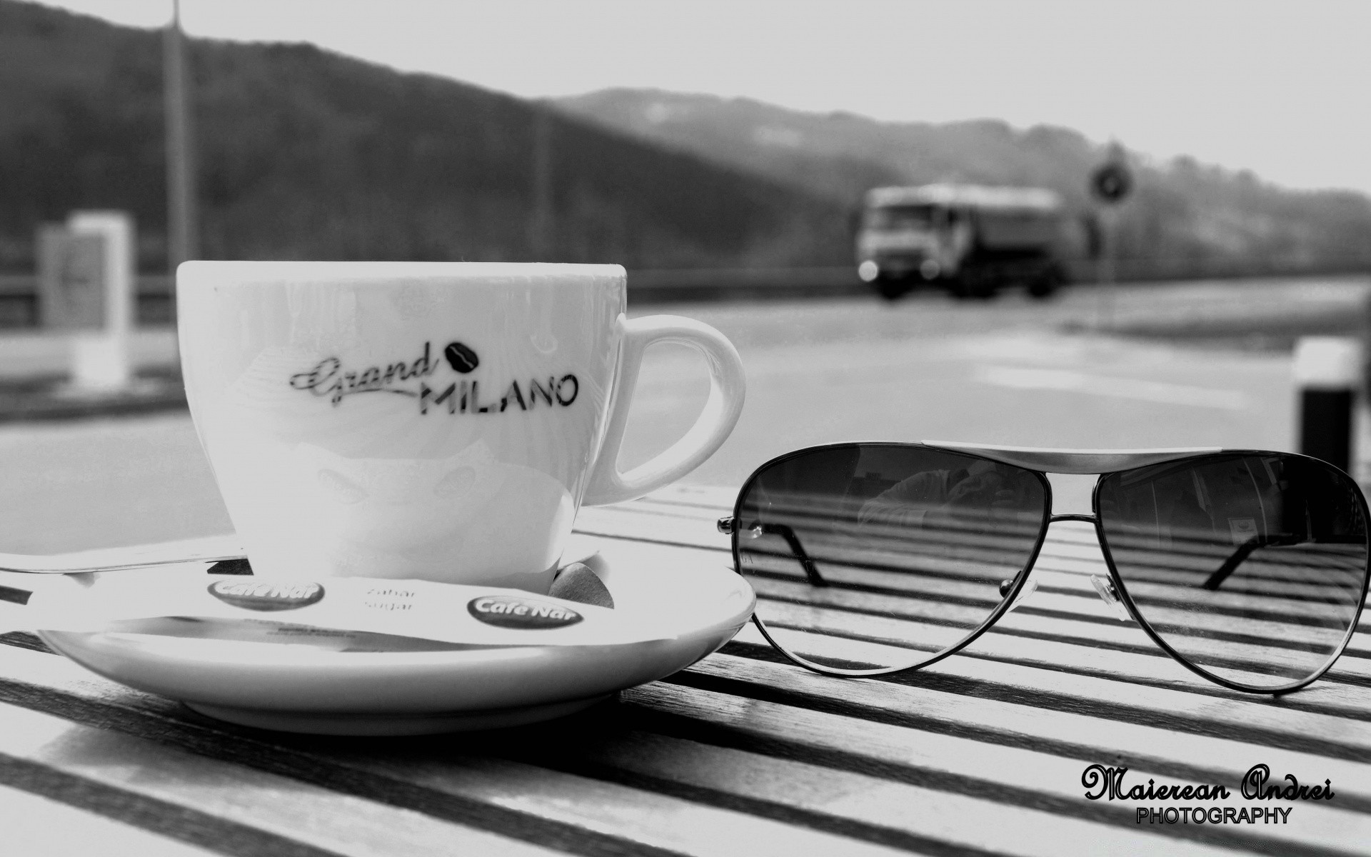 schwarz und weiß morgendämmerung kaffee tasse tabelle frühstück trinken