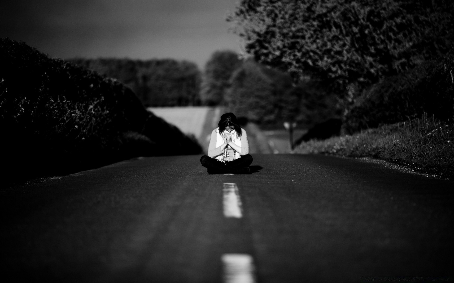 blanco y negro monocromo calle chica desenfoque paisaje sombra solo luz retrato árbol adulto mujer carretera oscuro puesta de sol