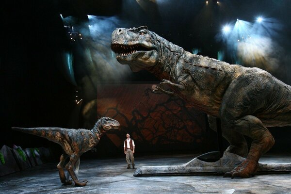 El hombre junto a las estatuas de dinosaurios